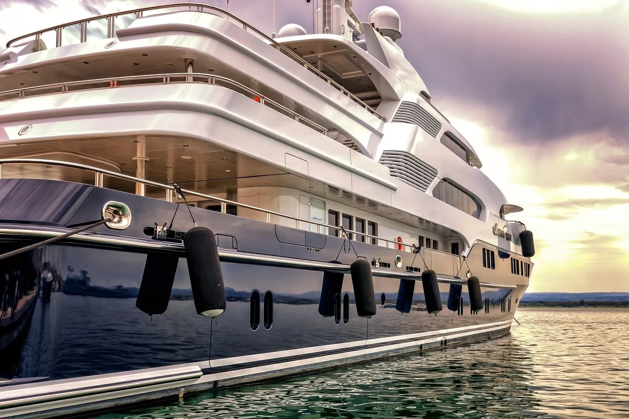 Engine boat